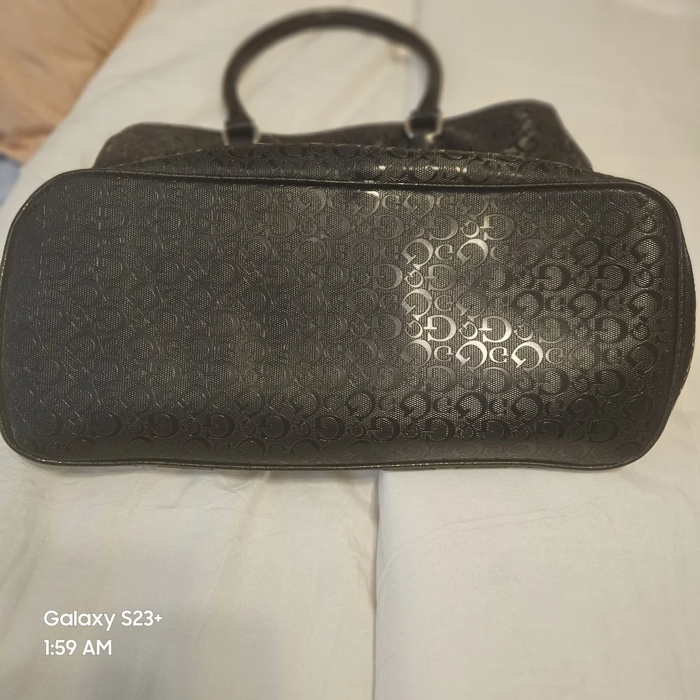 Guess Embossed Black Shoulder Bag, Pleather, Slightly Warn On One Handle. - Picture 3 of 8